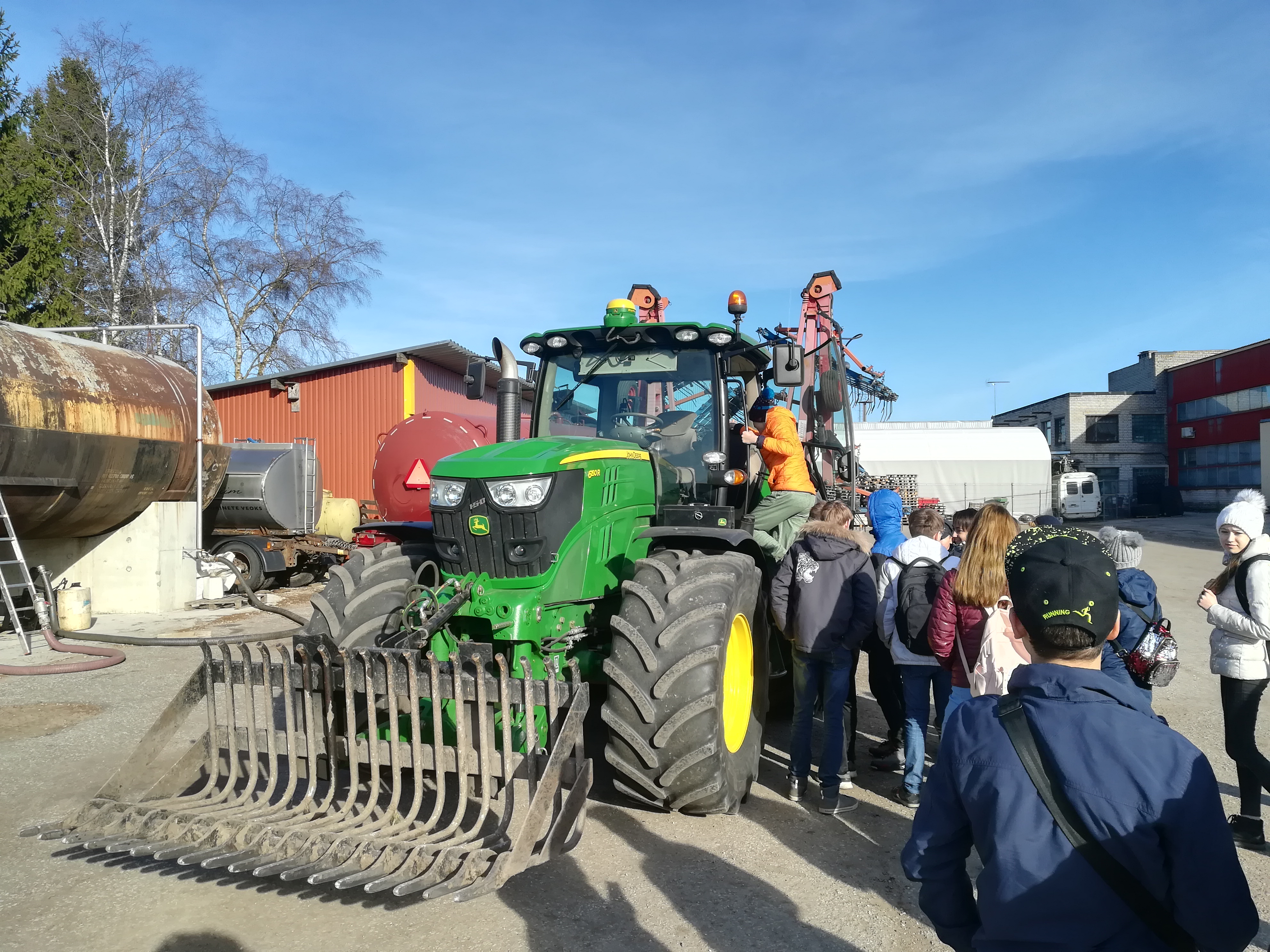 Kaasaegset iseliikuvat traktorit uurimas