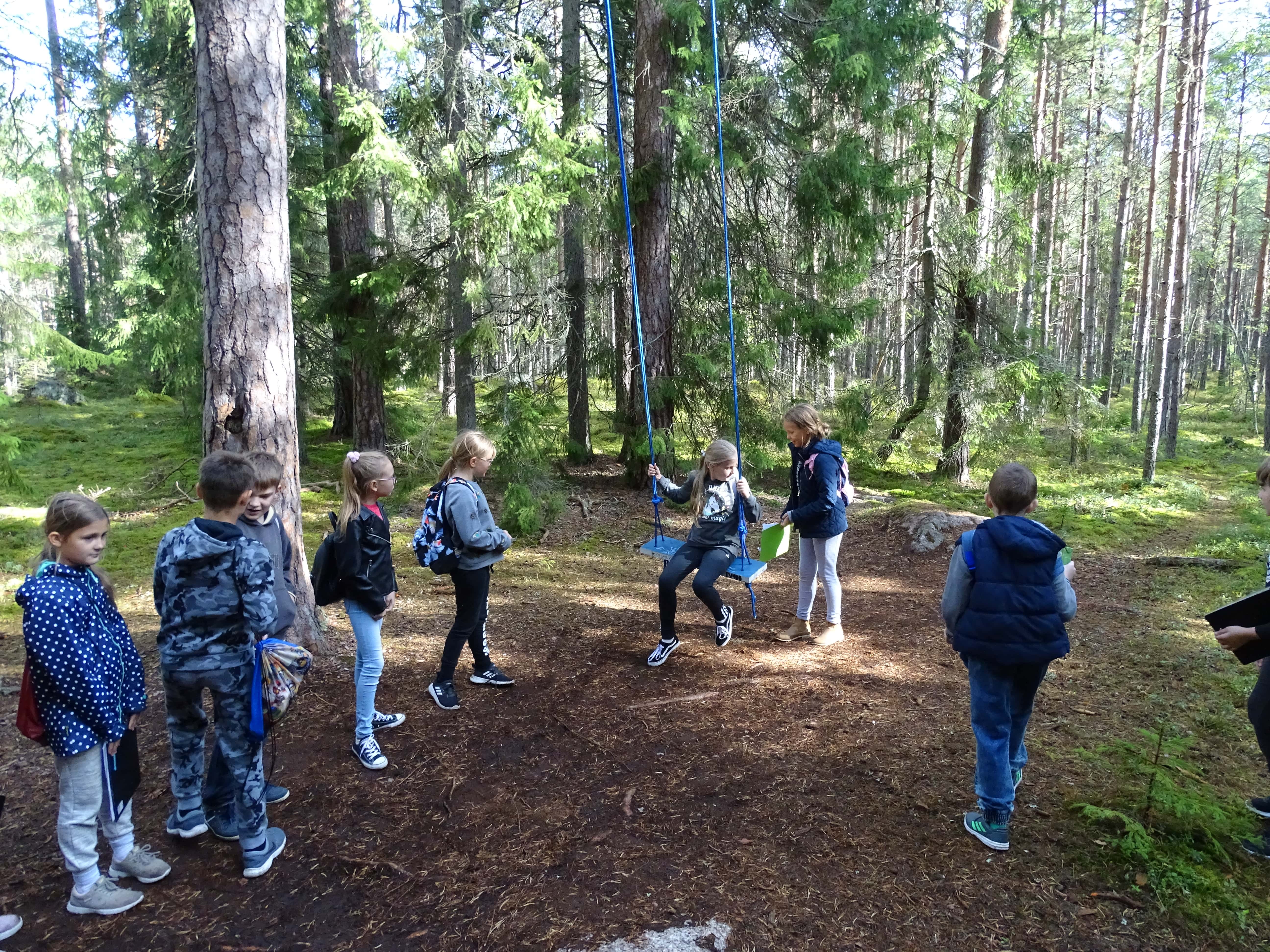 Õpilased Käsmu loodusrajal