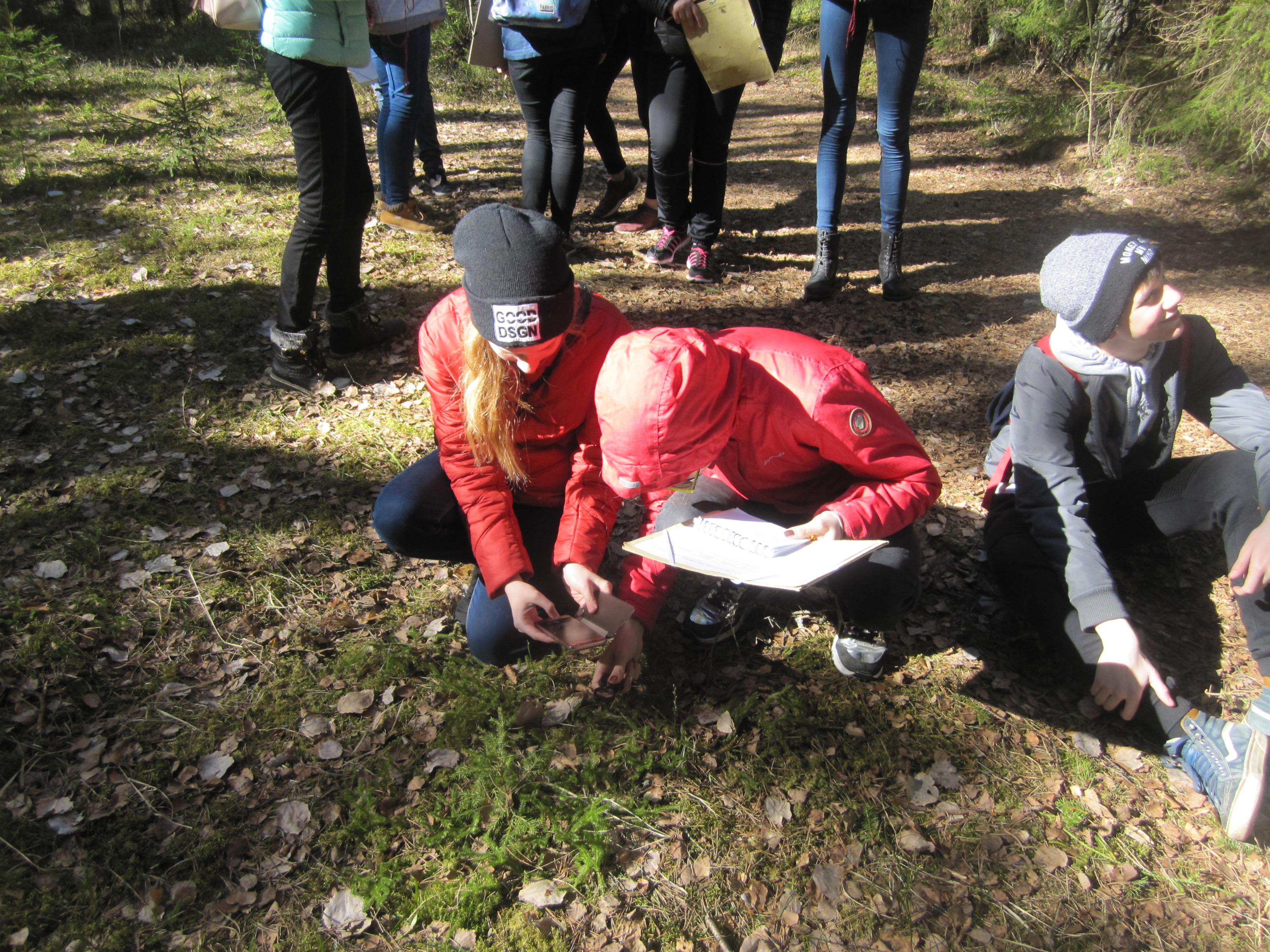 Noored programmil töölehte täitmas