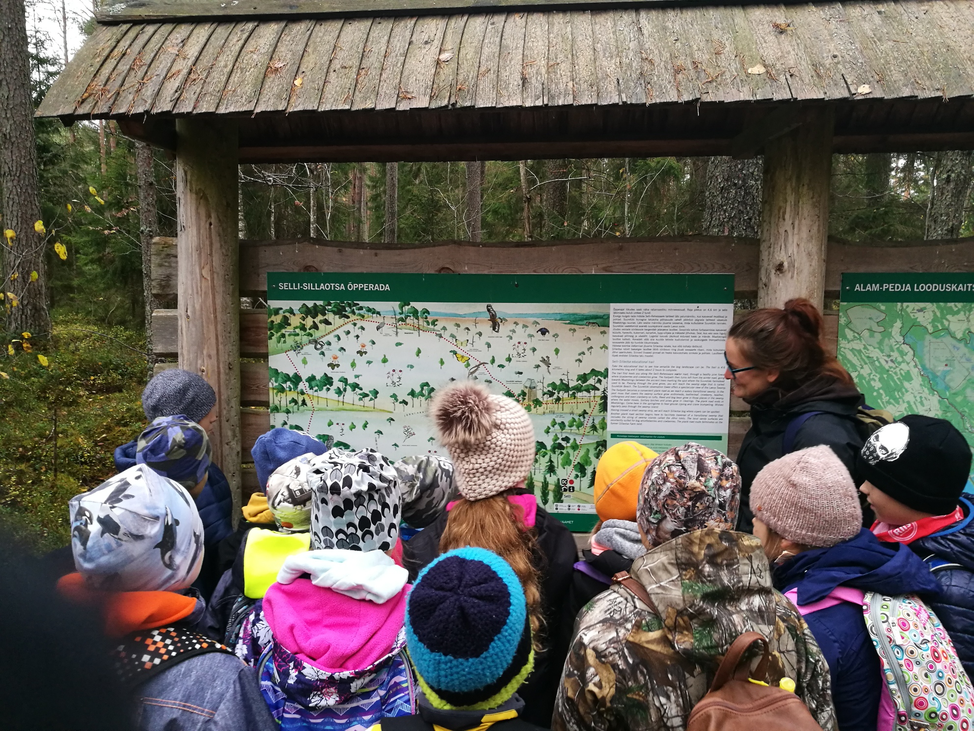 Noored õpperaja kaarti uurimas