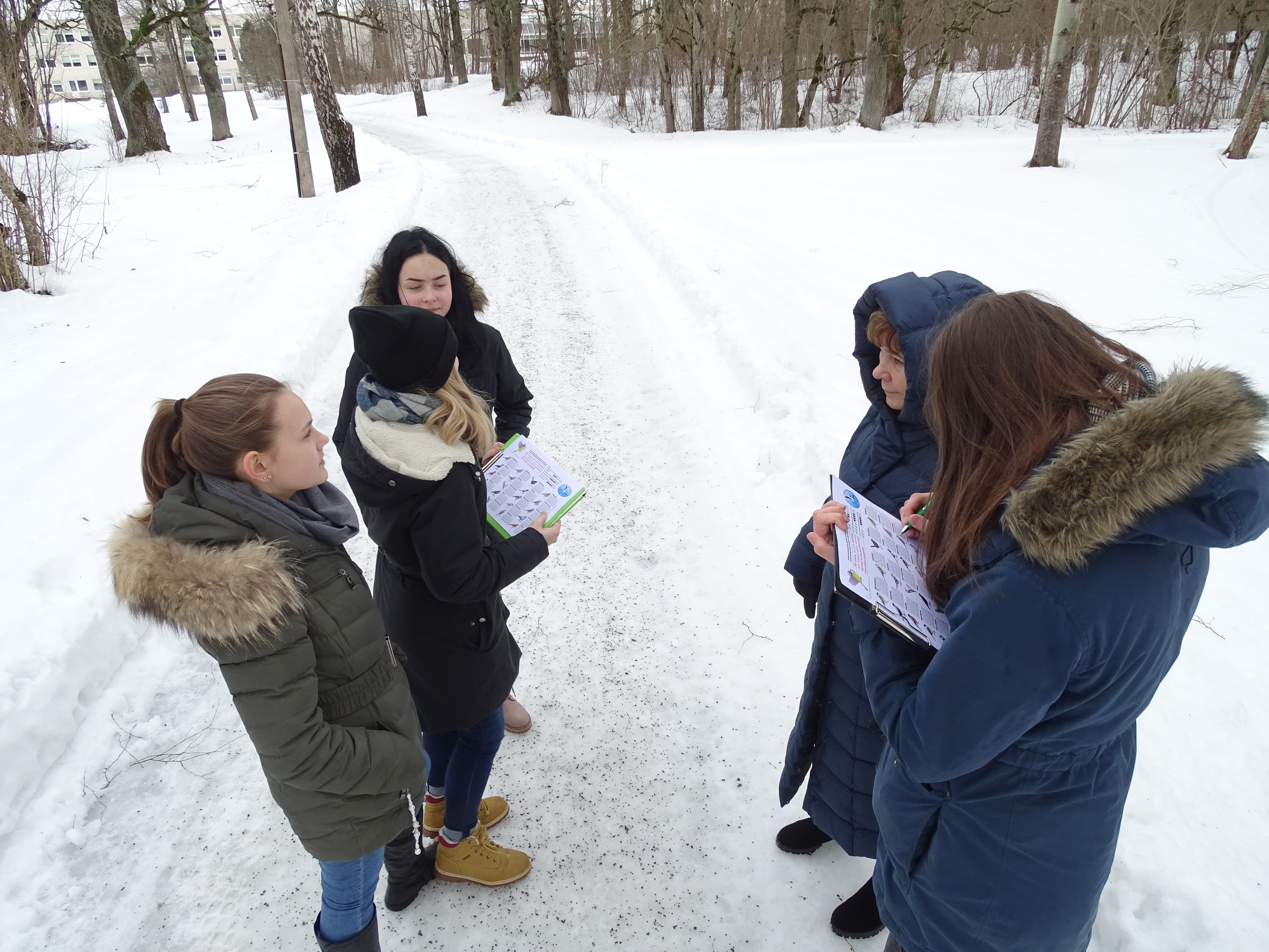Õpilased aialinnuvaatlust tegemas