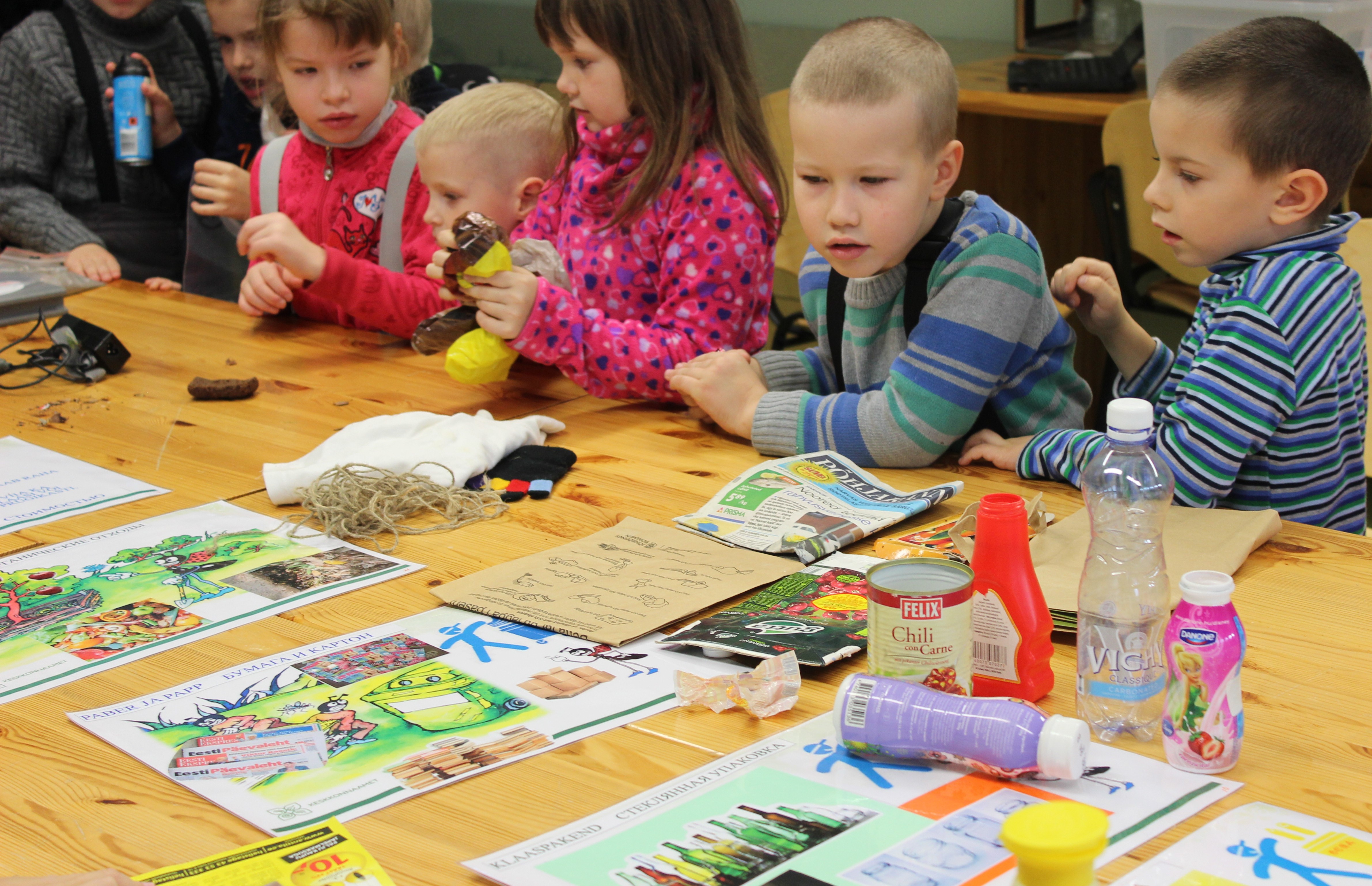 lapsed sorteerivad prügi näidiseid