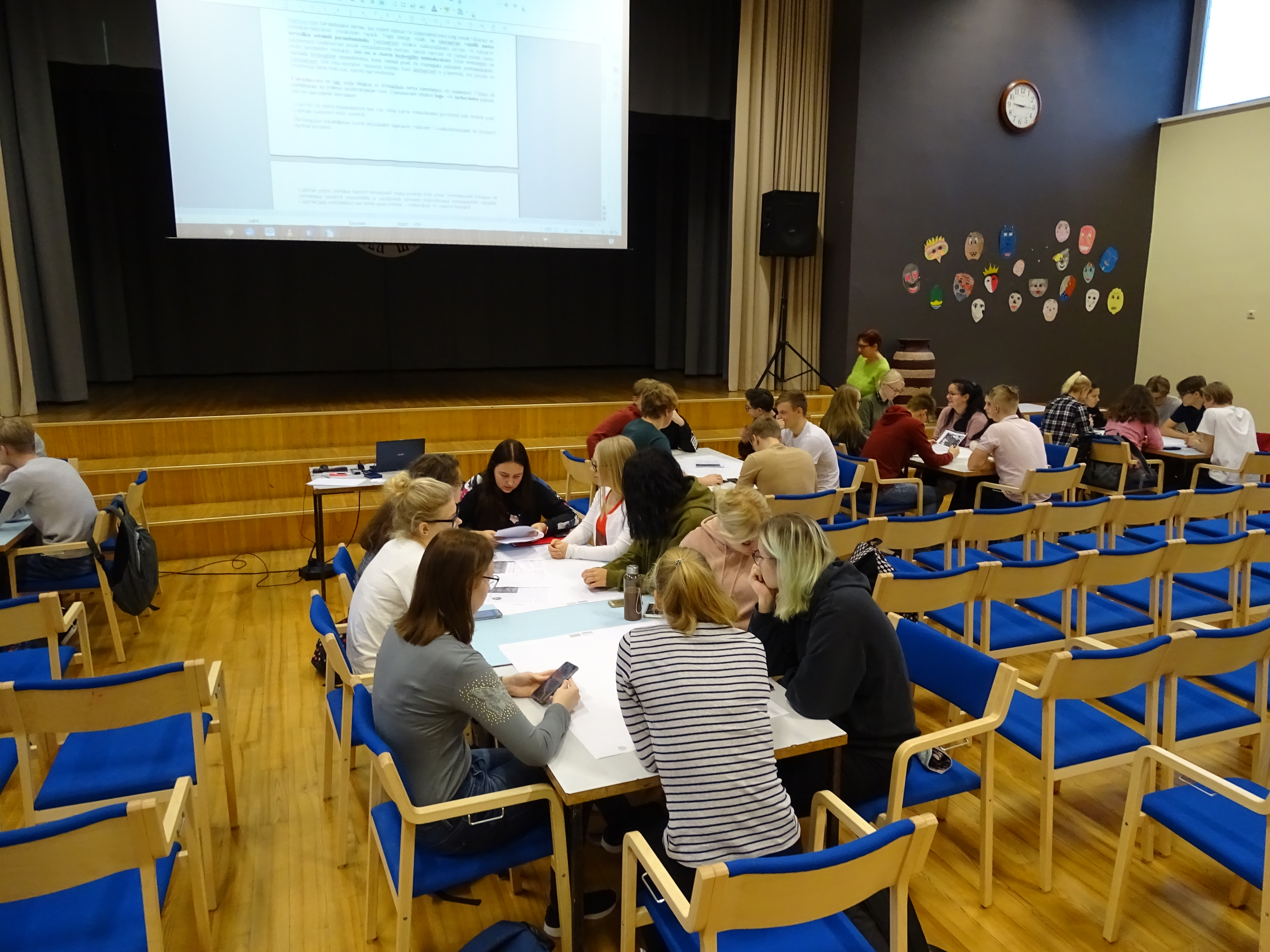 Õpilased programmi läbi viimas