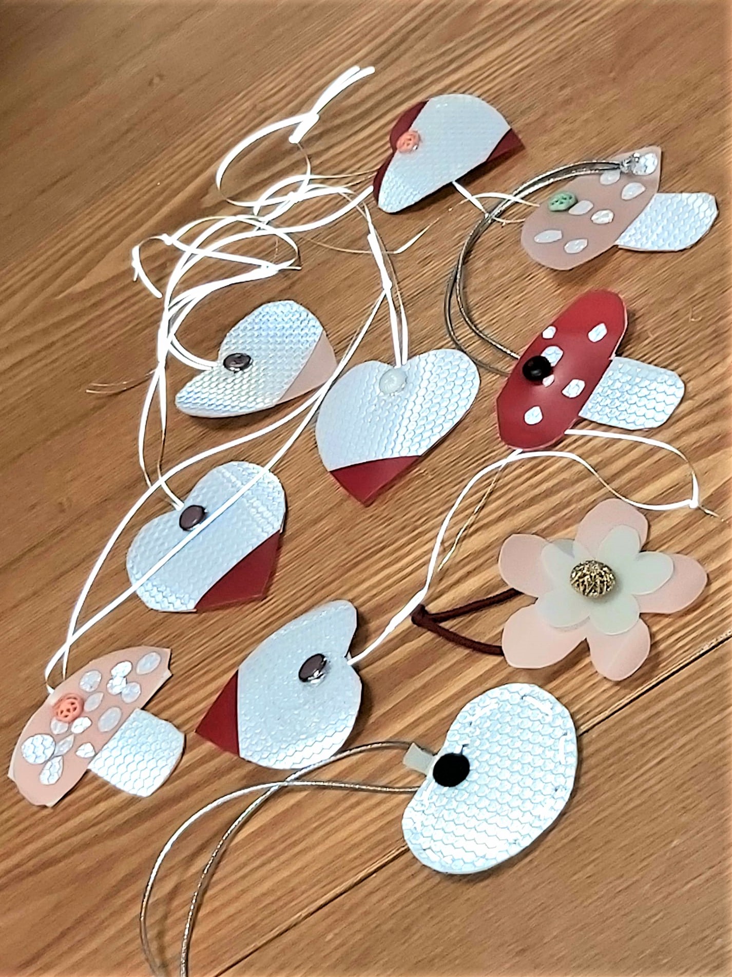 Plastist valmistatud helkiv ripats