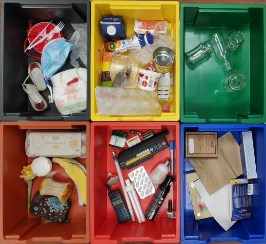 Värvilistesse kastidesse sorteeritud jäätmed