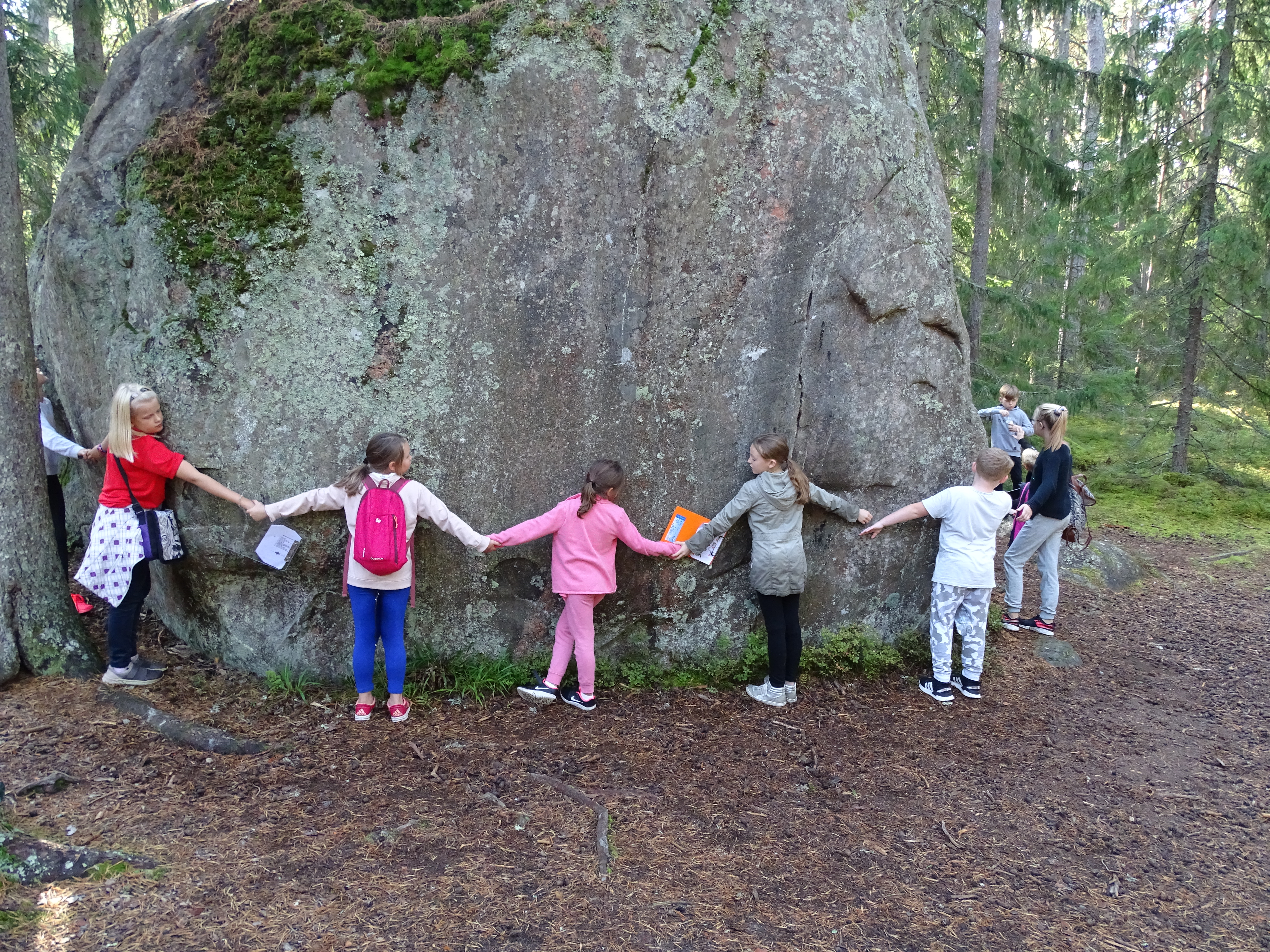 Mõõdame Matsikivi ümbermõõtu.