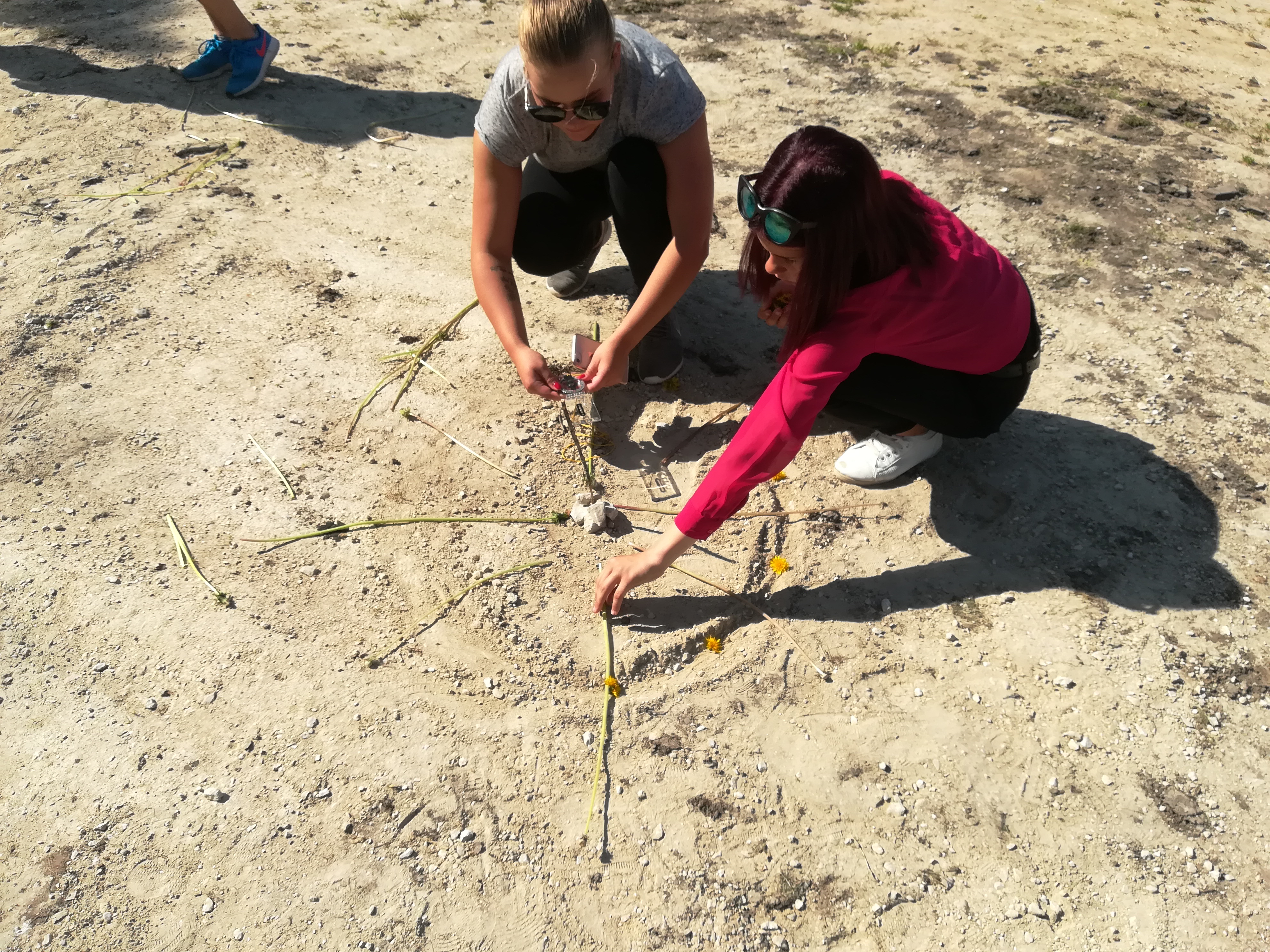 Noored päikesekella valmistamas