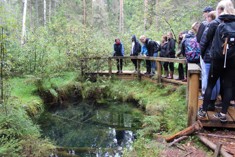 õpilased seisavad Sopa allikalehtri ümber