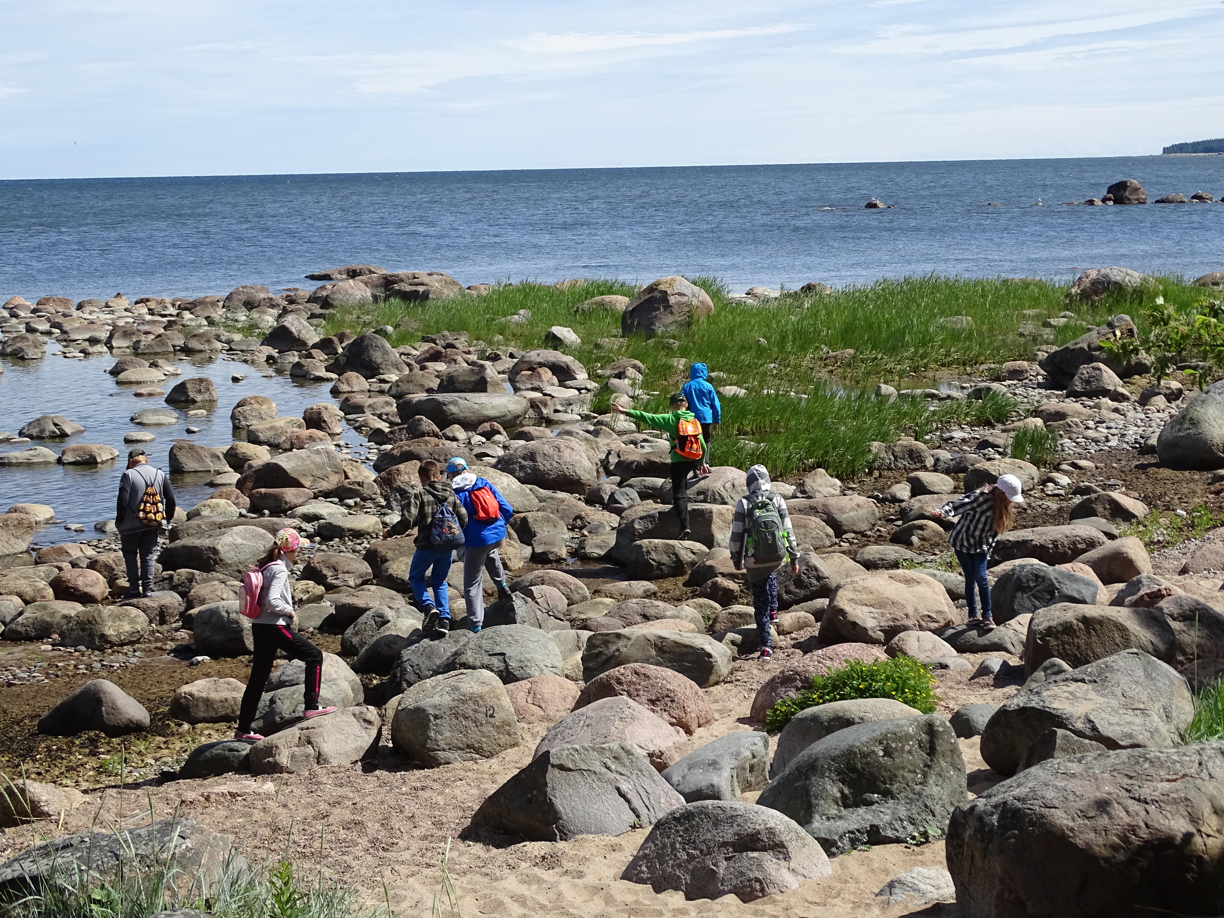 Õpilased mererennas mereelustikuga tutvumas.
