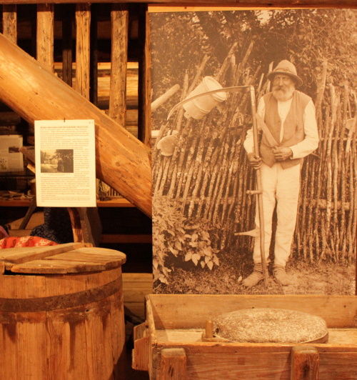 aidanäitusel on vanad talus kasutatavad tööriistad