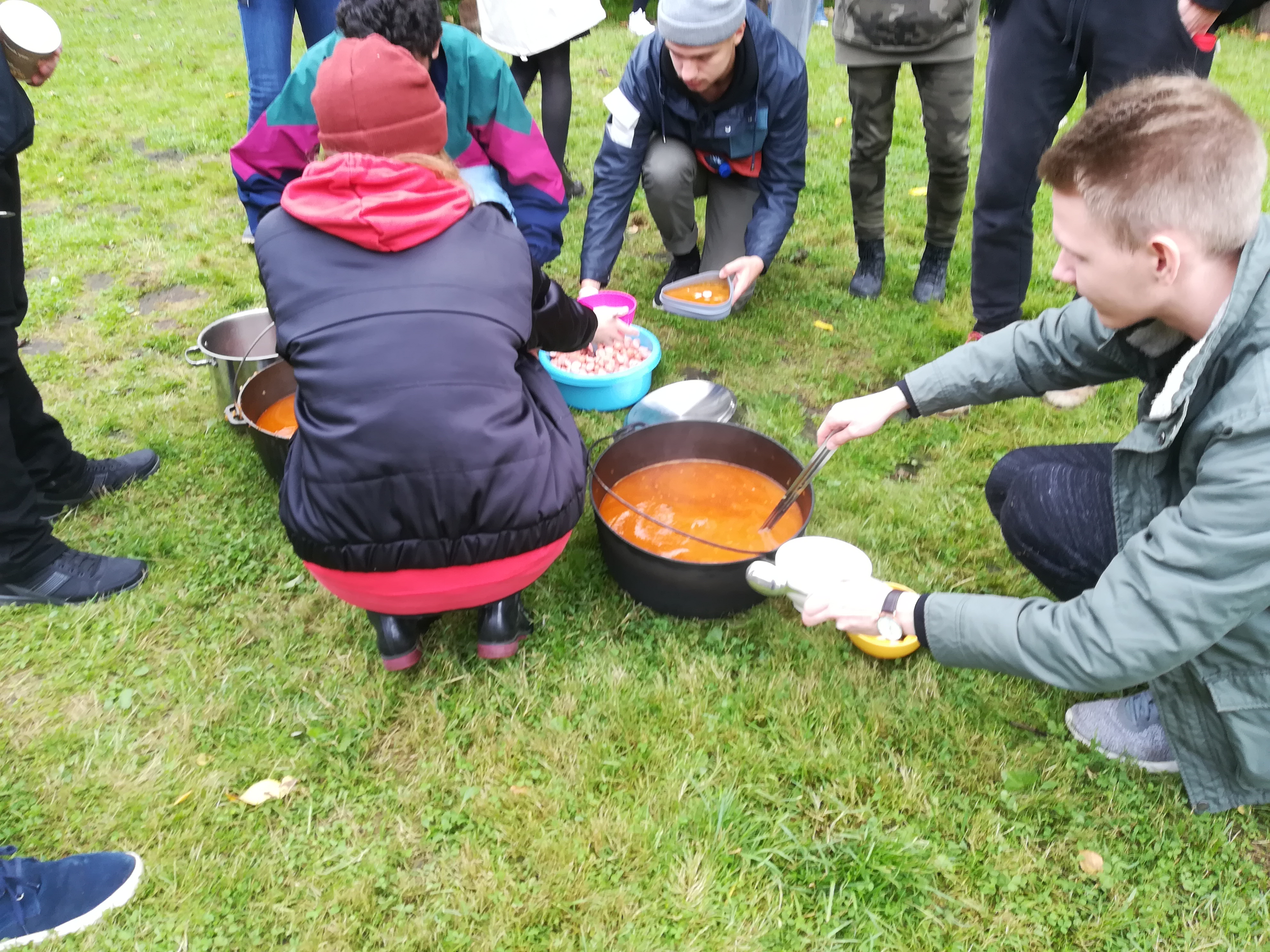 Lõkkel keedetud suppi söömas