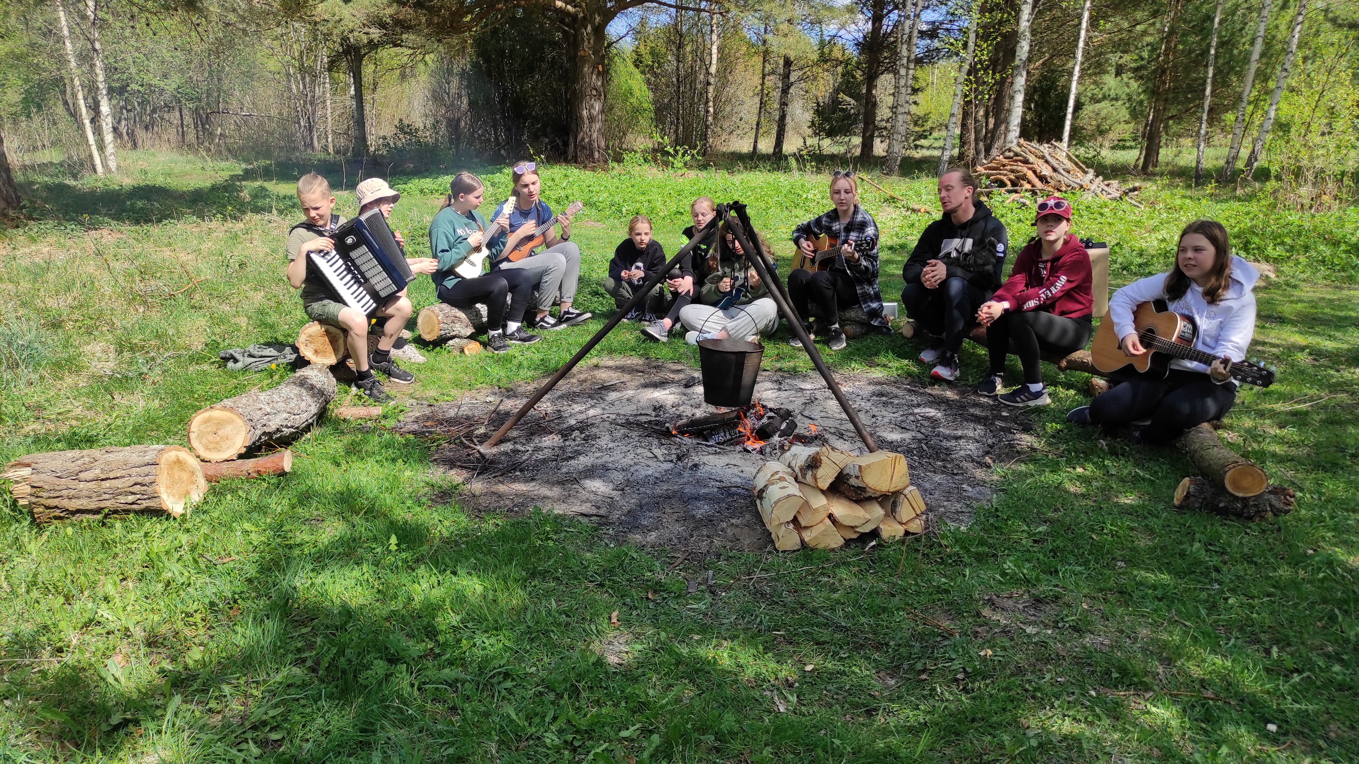 Hakkama saajad lõkke ümber