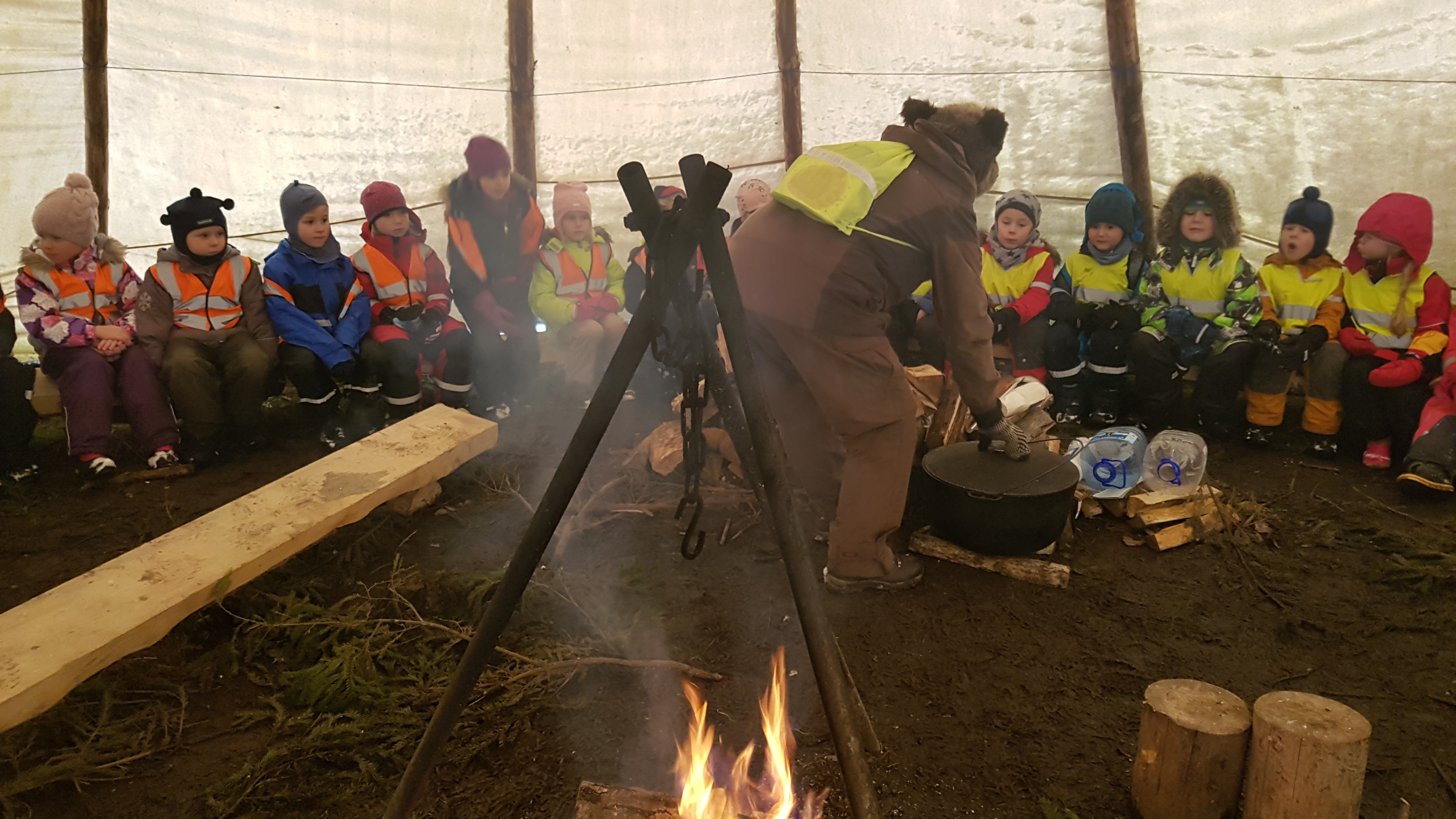 Püstkojas teed keetmas