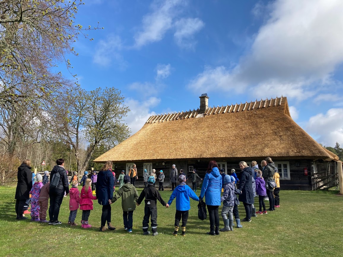 ÕP algusring Mihkli talumuuseumi hoovil