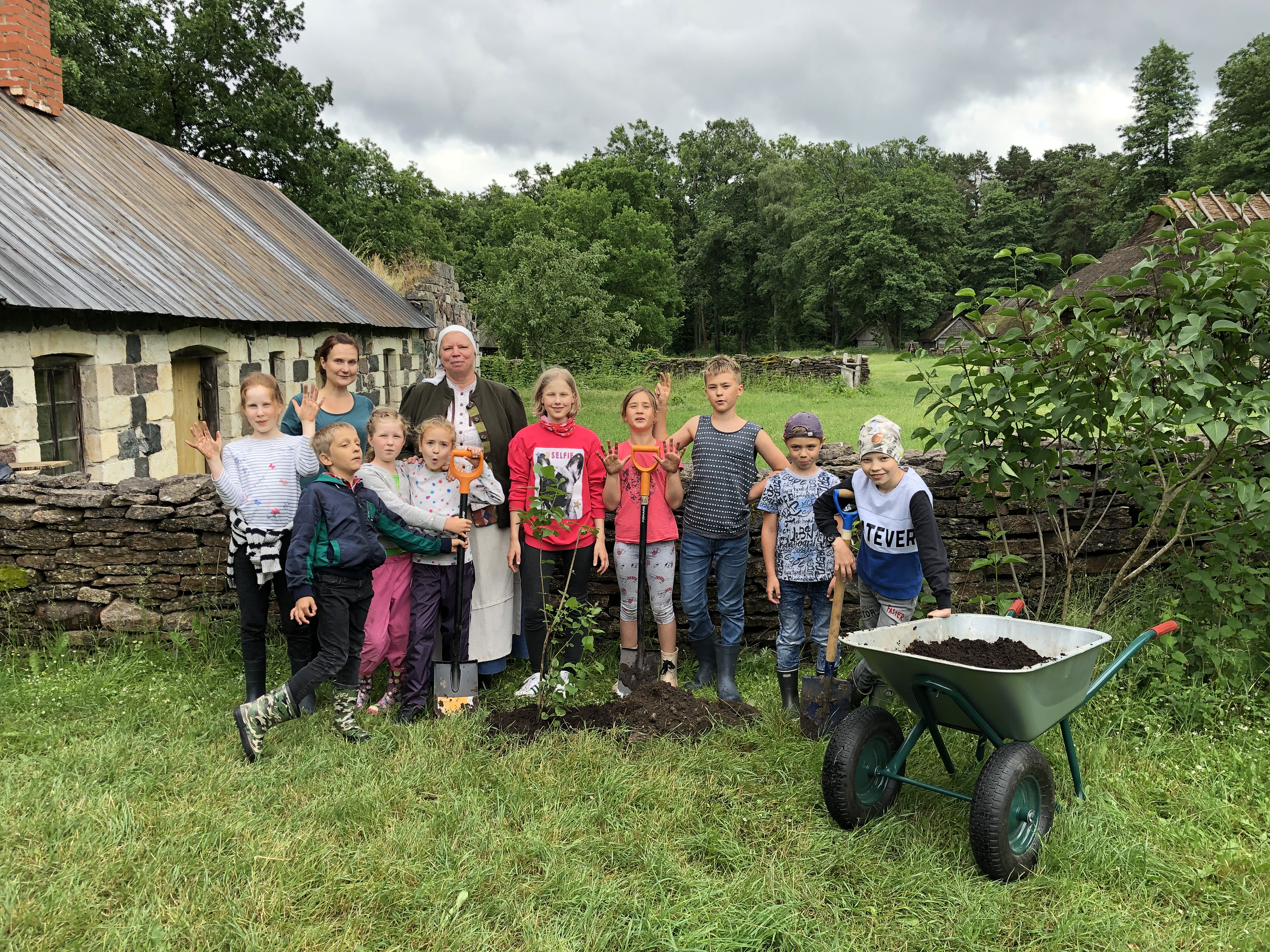 Lapsed istutavad põõsast