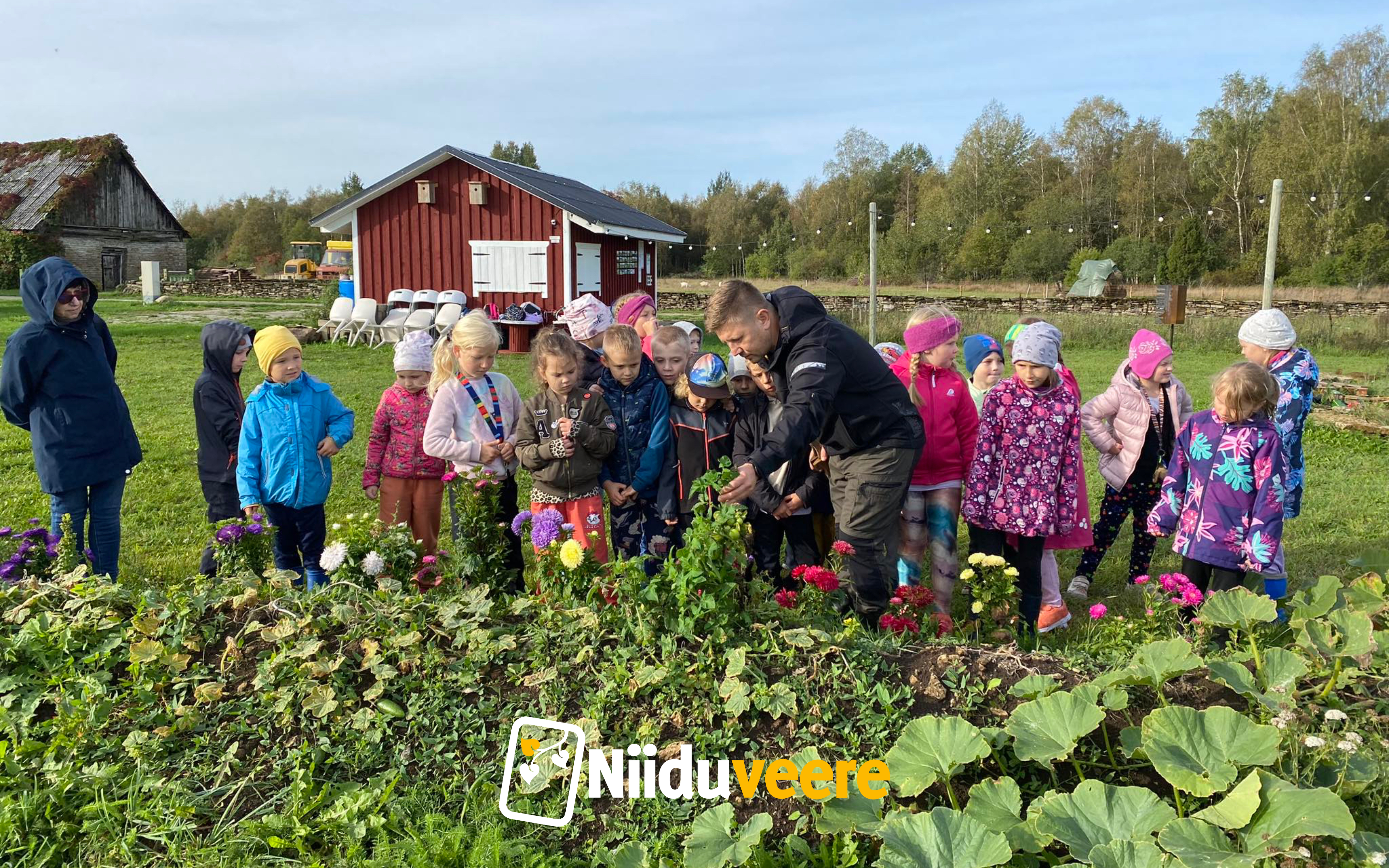 Õpilased kuhikpeenraga tutvumas