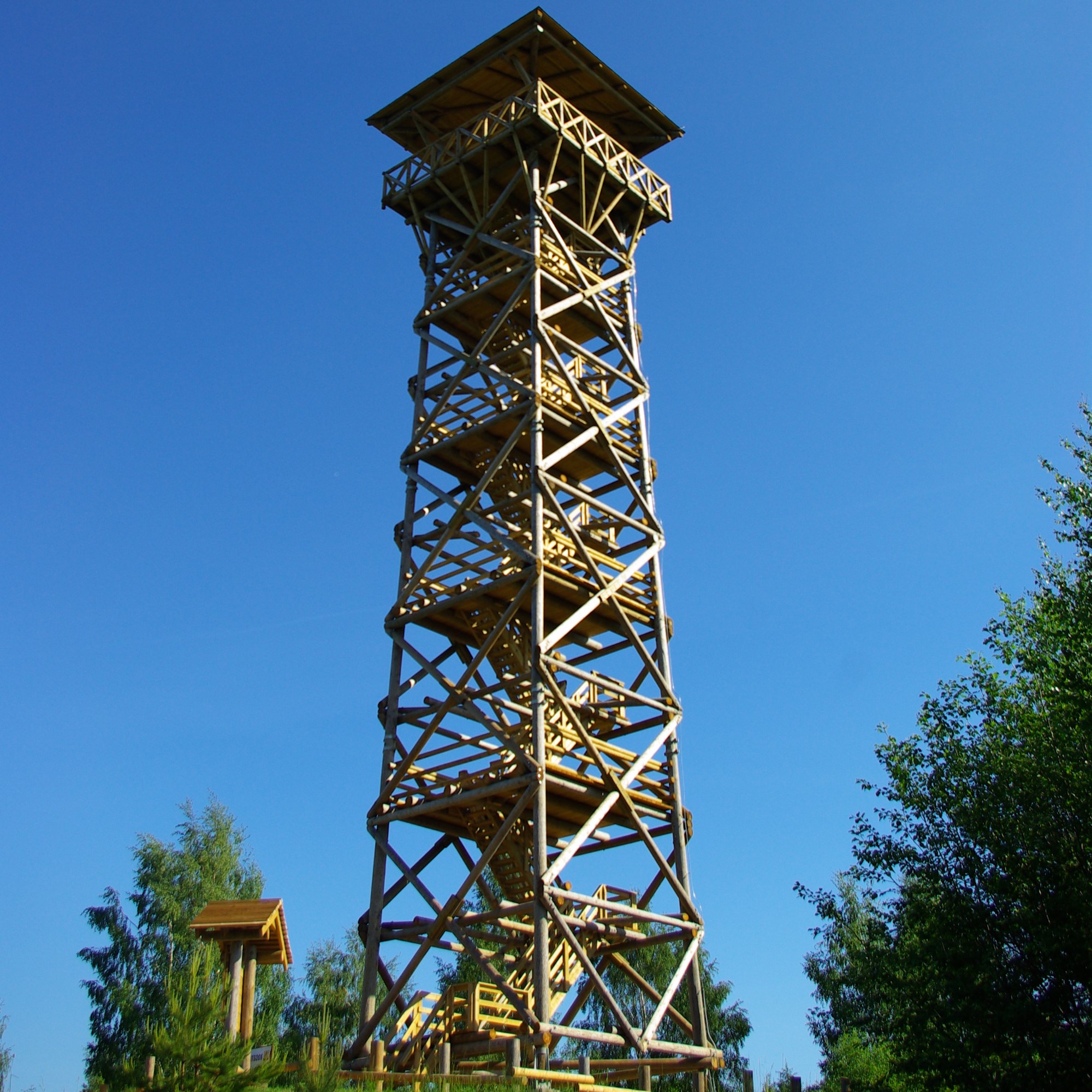 Sinise taeva taustal kõrgub puidust vaatetorn