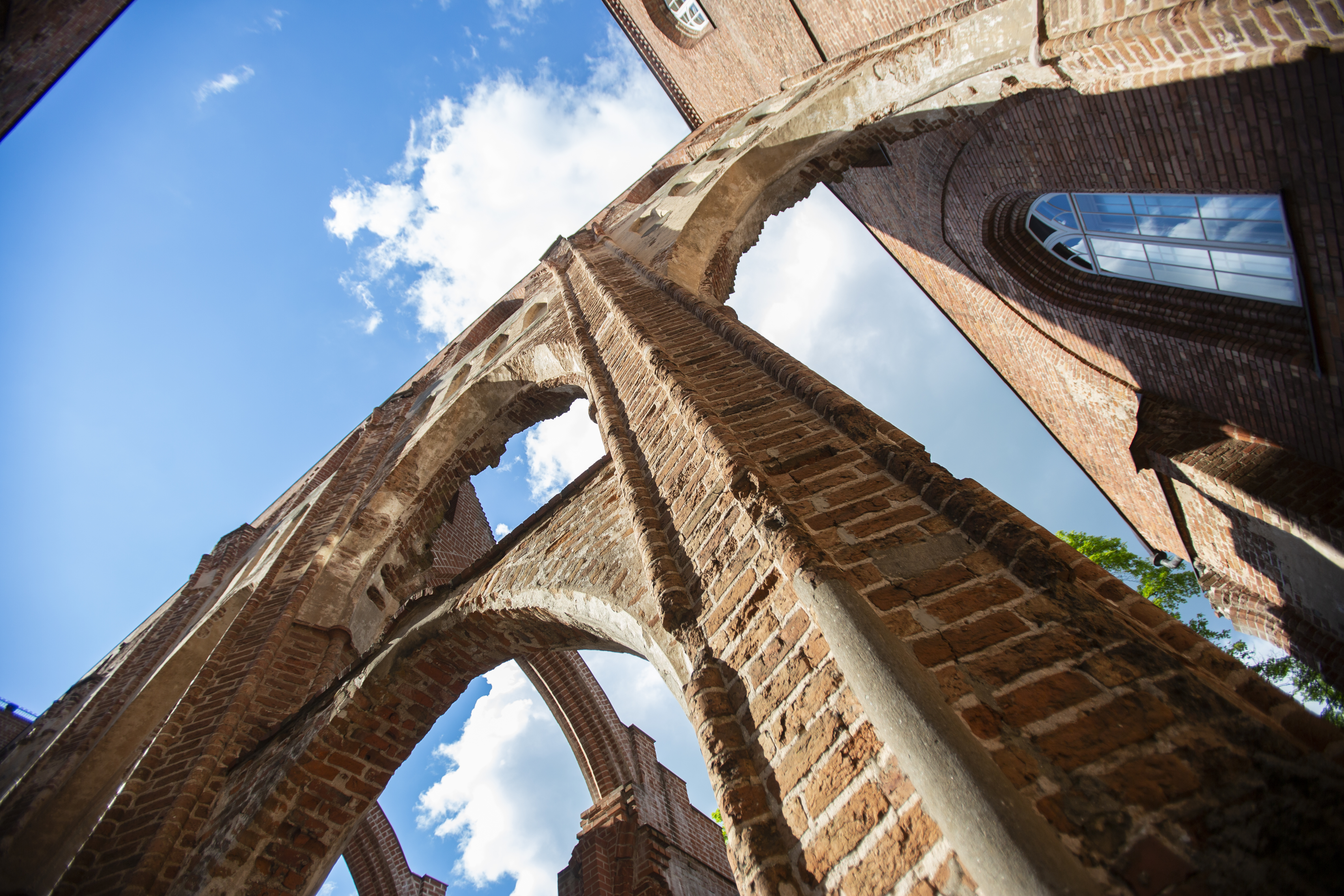 Tartu toomkiriku varemed ja taevas rünkpilvega