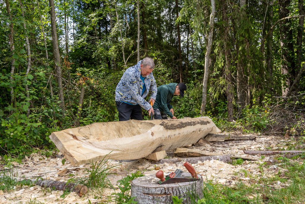 Mees tahub künakirvega lootsikut