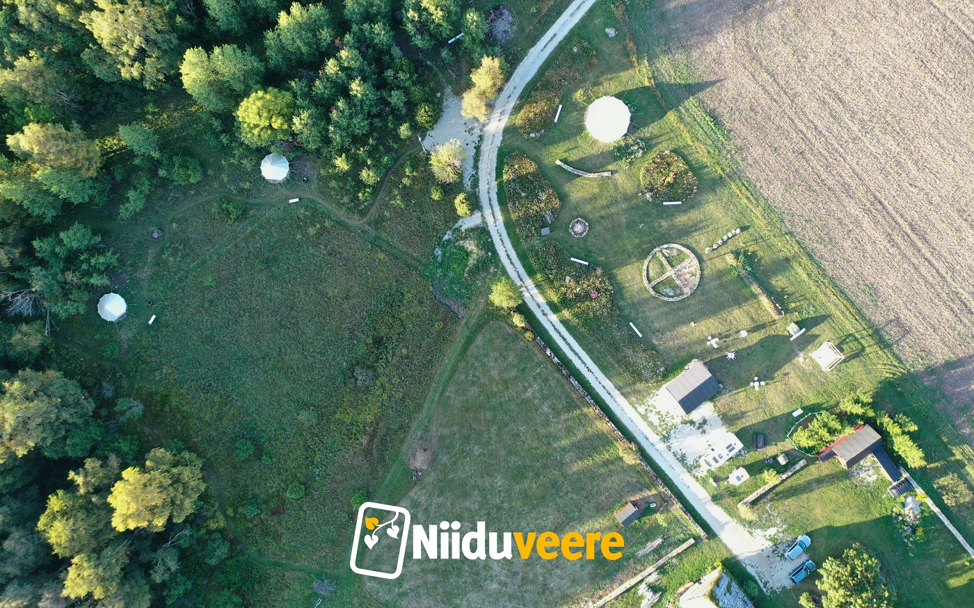 aerofoto millel näha hooned, mets põld