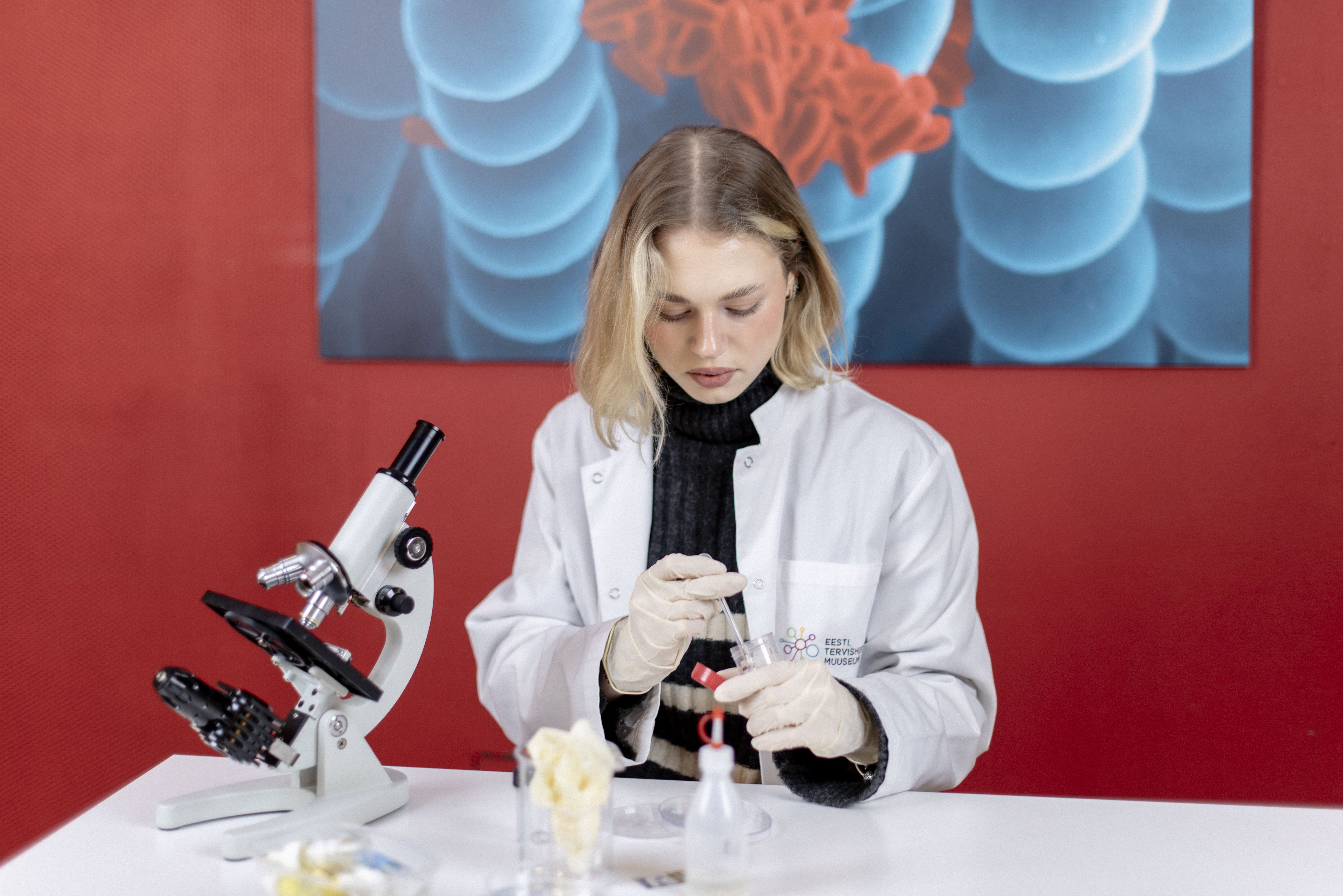 Muuseumiõpetaja katset läbi viimas