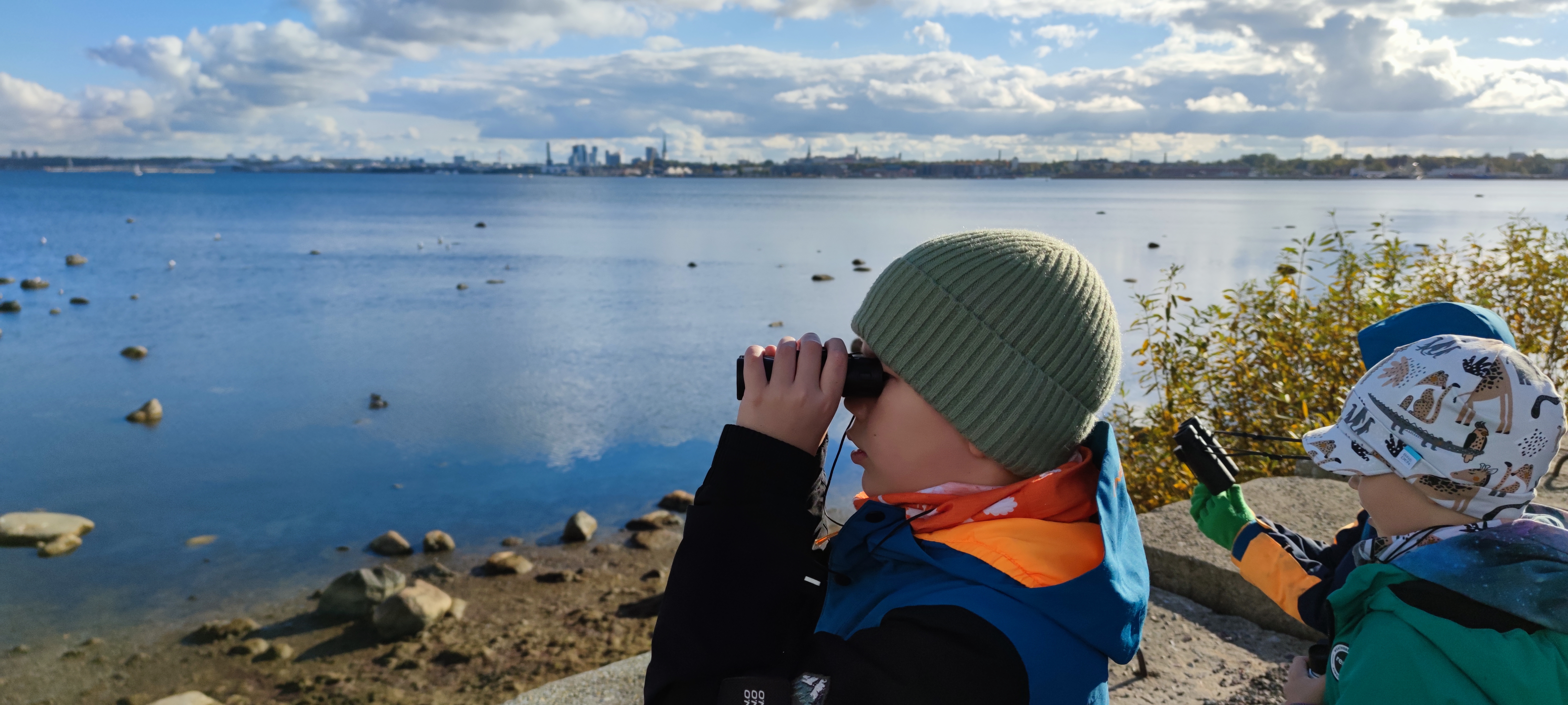 Linnuvaatluste õppeprogrammi illustreeriv pilt õpilasest, kes Pikakaril binokliga linde vaatleb