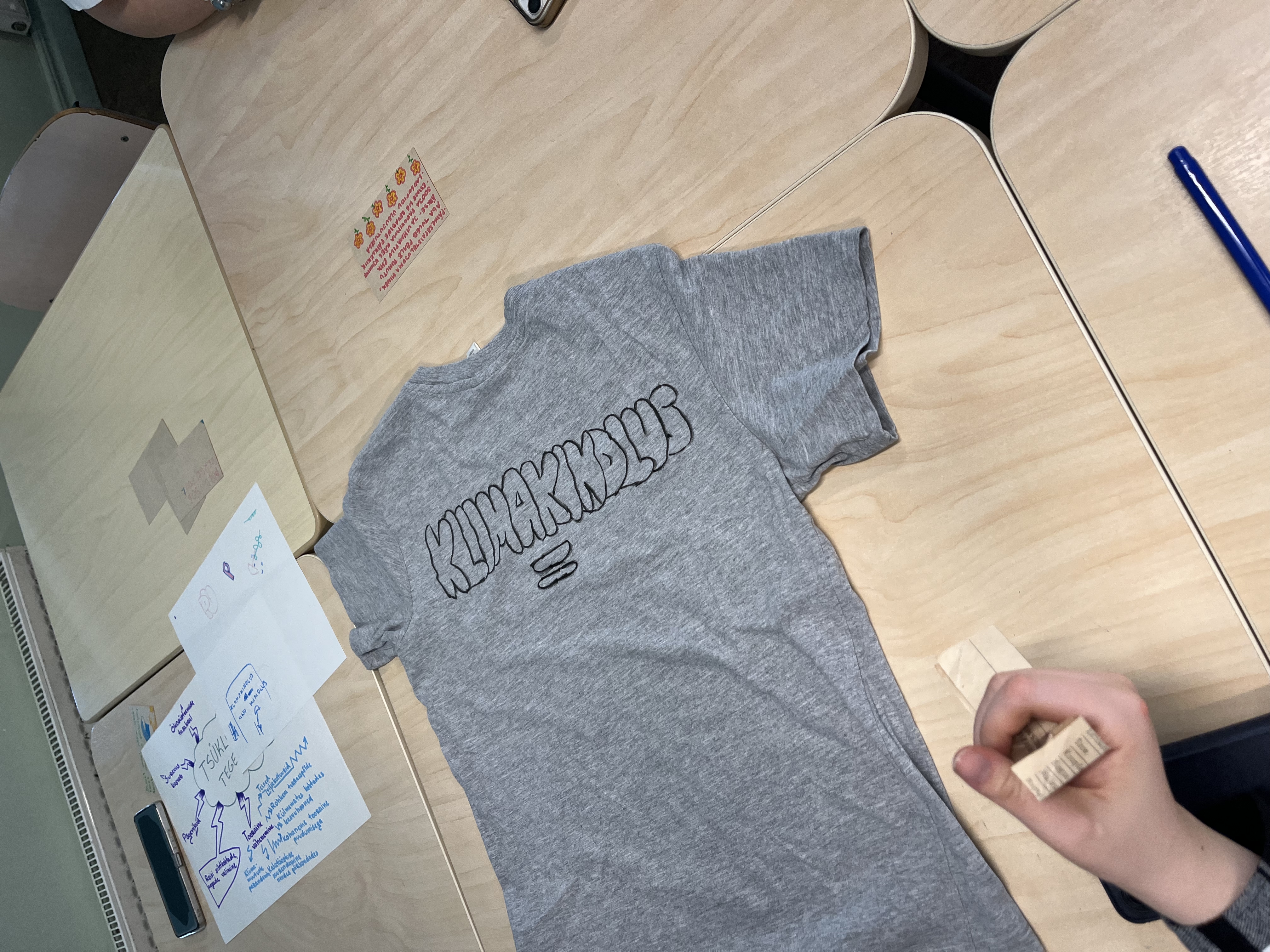 Disainime tulevikku programmi illustreeriv pilt T-särgist