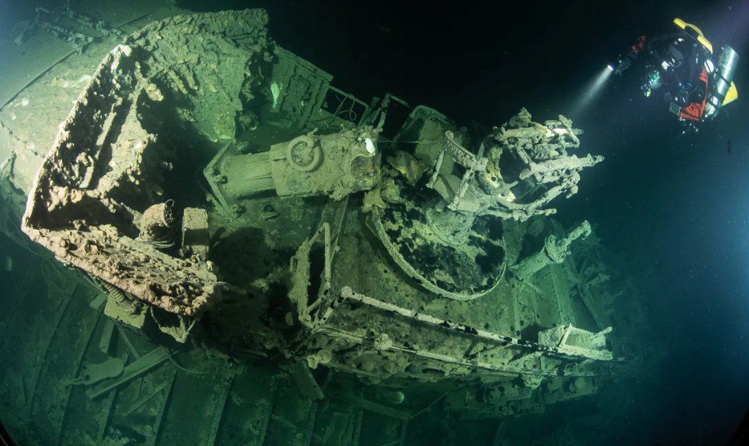 Pildil on allveearheoloog sukeldumas veealusele laevavrakile