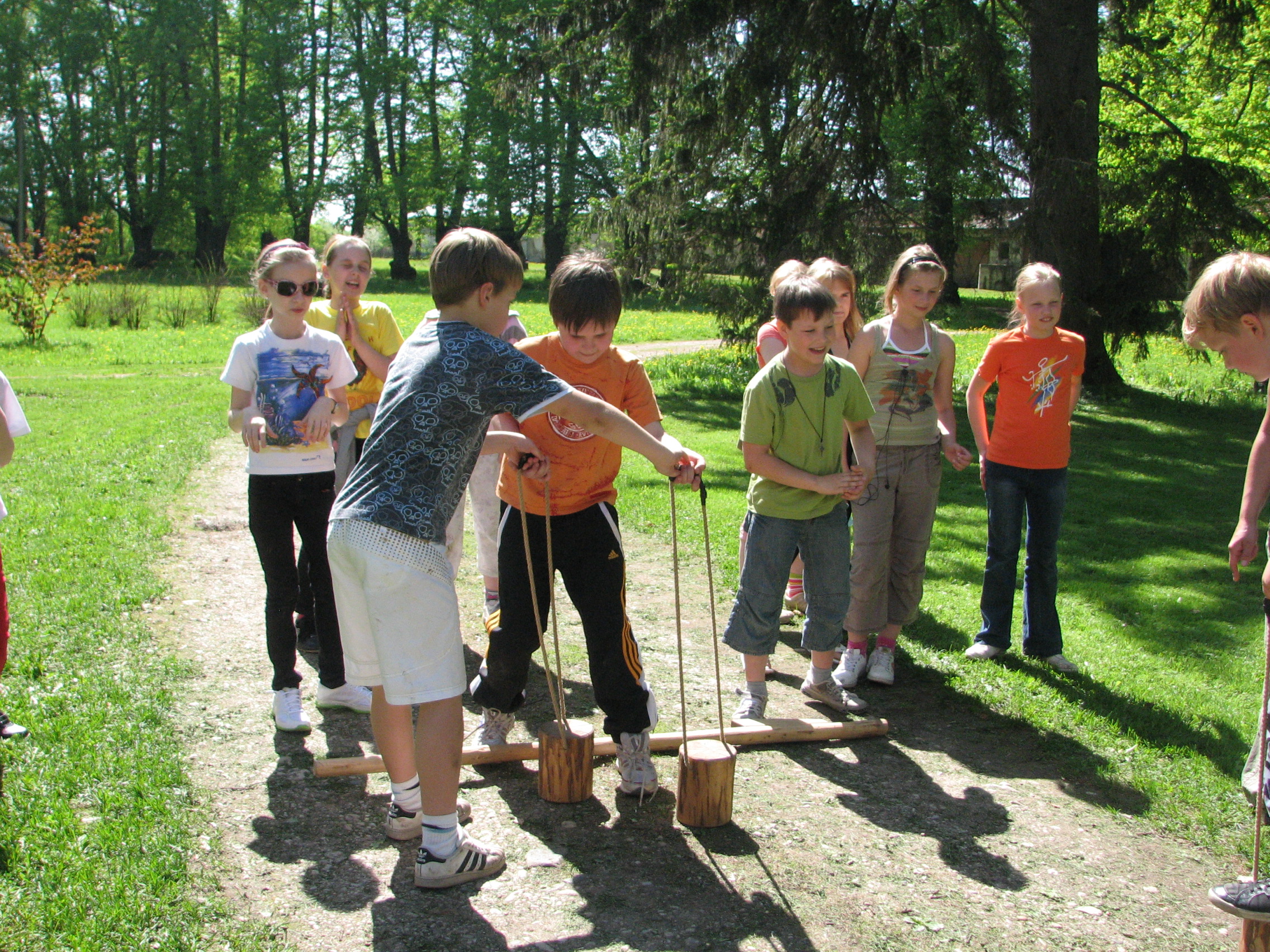 mõisalaste mängud looduses