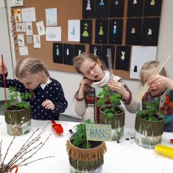 Tartu loodusmaja huviringi lapsed mõõdavad tomateid