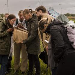 Inimesed uurivad kahvaga veest püütud elustikku